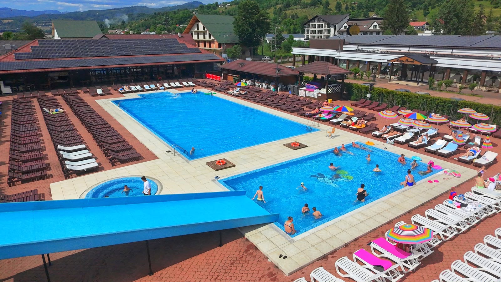 Imagine ce surprinde Piscinca din cadrul Mirage Resort & Spa cu hotelul pe fundal