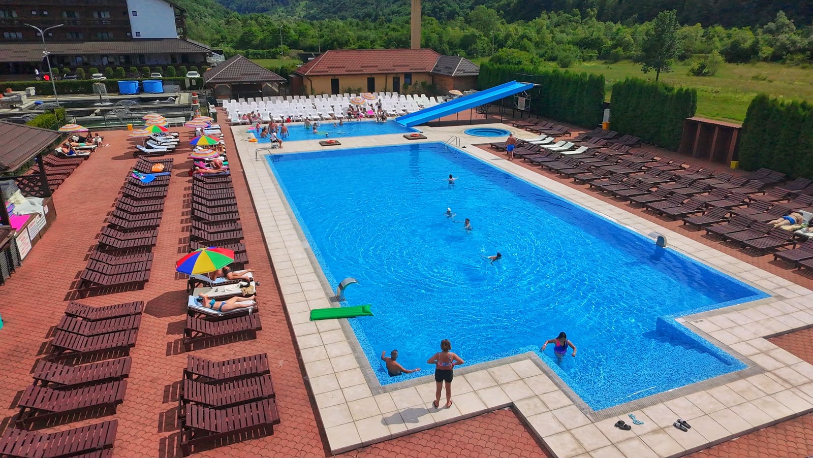 Imagine ce surprinde Piscinca din cadrul Mirage Resort & Spa cu hotelul pe fundal