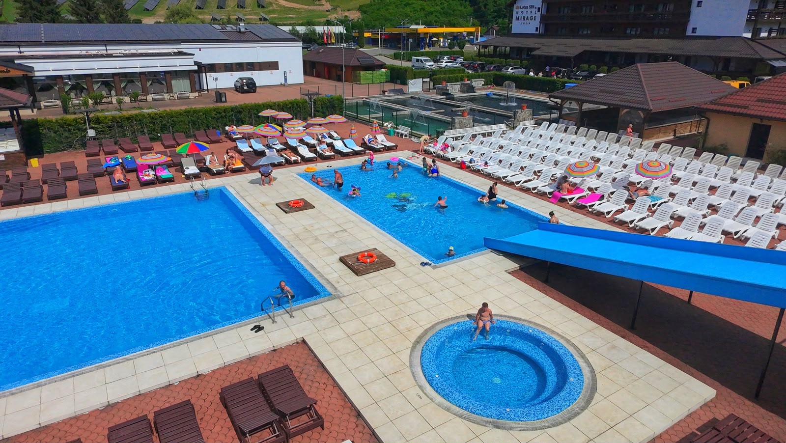 Imagine ce surprinde Piscinca din cadrul Mirage Resort & Spa cu hotelul pe fundal