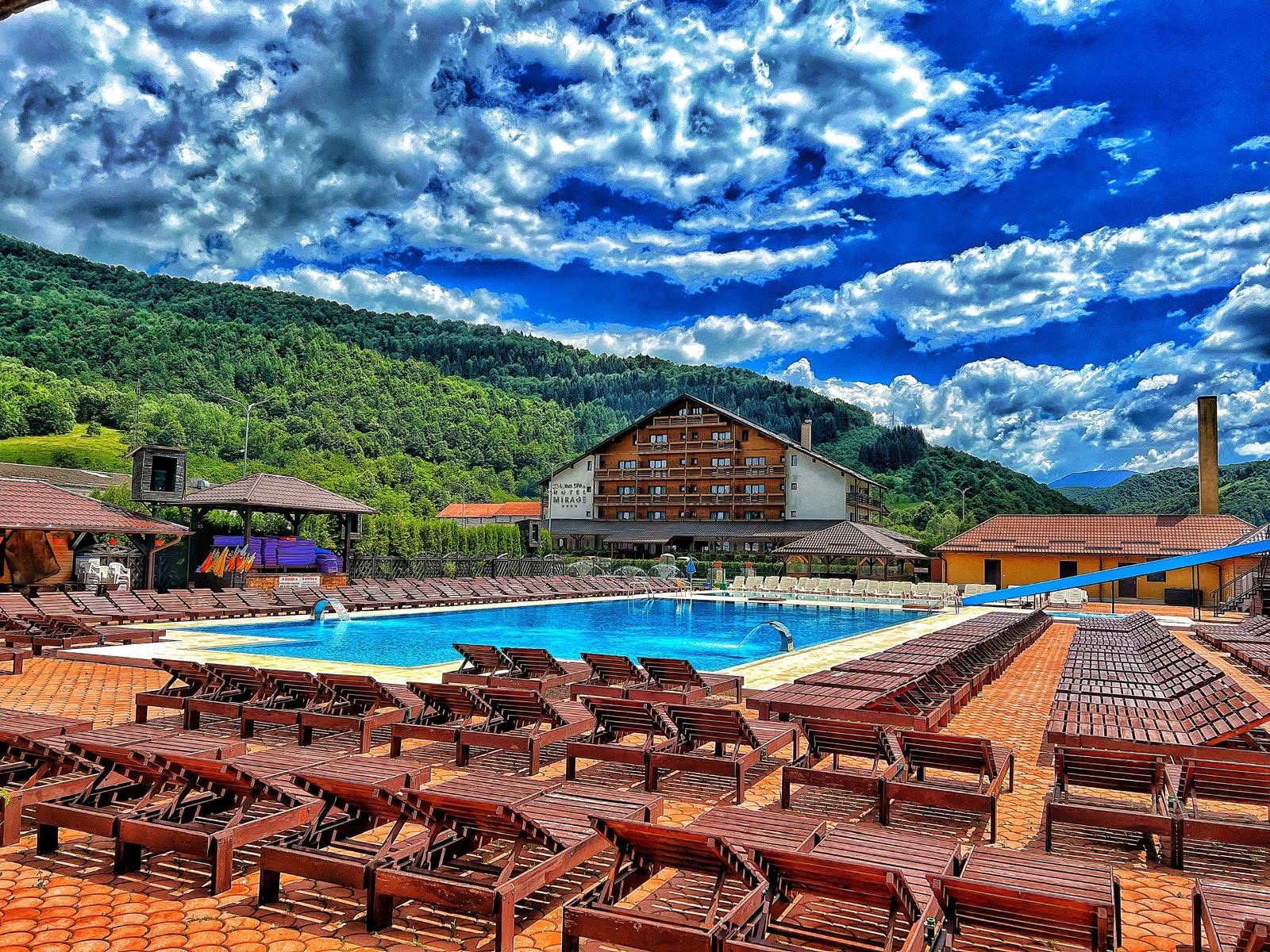 Imagine ce surprinde zona de receptie a Hotelului Mirage