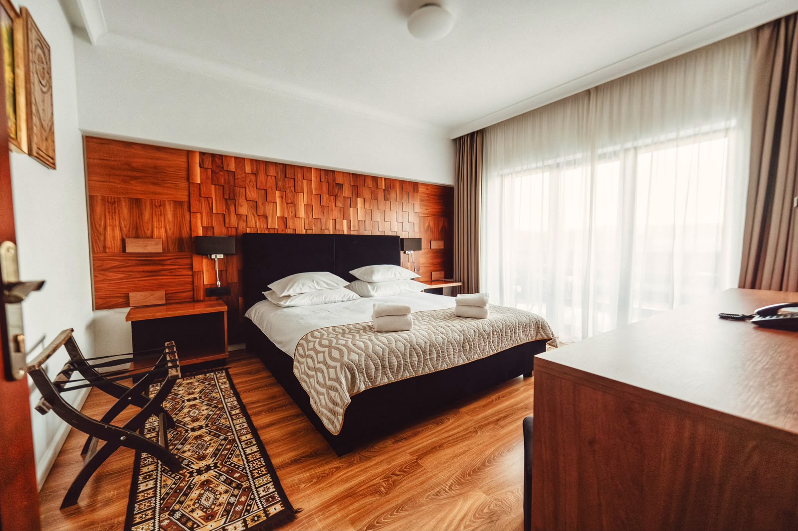 Imagine ce surprinde interiorul unei camere din Hotelul Mirage